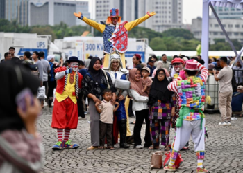 Sentuhan Membumi: Warga Jakarta Serbu Sembako Gratis di Bazar Rakyat Monas