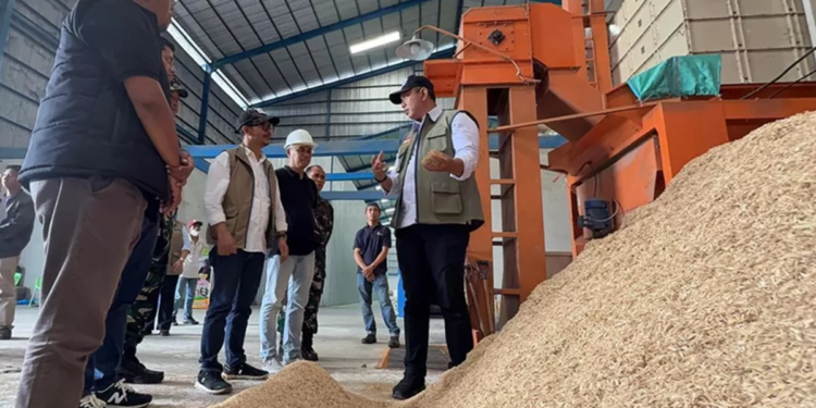 Dirut BULOG Ahmad Rizal Ramdhani Dorong Inovasi Olah Sekam Padi Jadi Produk Ekonomi di Maros