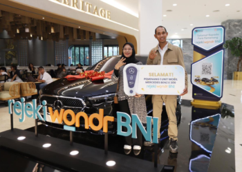Rejeki wondr BNI Tahap II: Putrama Wahju Setyawan Serahkan Mercedes-Benz E300 kepada Nasabah