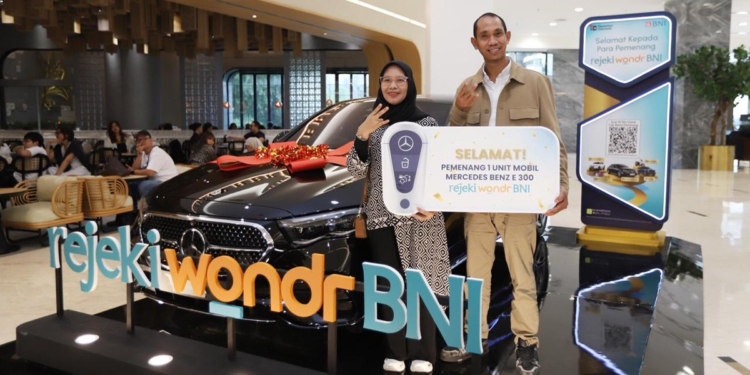 Rejeki wondr BNI Tahap II: Putrama Wahju Setyawan Serahkan Mercedes-Benz E300 kepada Nasabah