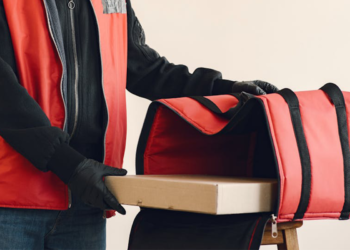 Taruhan Nyawa Pengemudi Pesan Antar di Bawah Langit Berhujan Rudal Iran