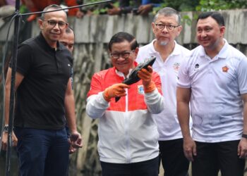Pramono Anung Kerahkan Aksi Massa Bersihkan Ikan Sapu-sapu di Sungai Jakarta