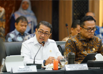 Menteri Ekraf Teuku Riefky Harsya saat membahas penguatan ekosistem industri kreatif dalam rapat perdana Satgas Percepatan Ekonomi. (Foto: Urbancity/Pool/Dok. Kemenekraf)