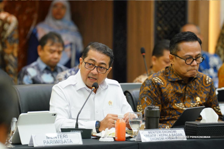 Menteri Ekraf Teuku Riefky Harsya saat membahas penguatan ekosistem industri kreatif dalam rapat perdana Satgas Percepatan Ekonomi. (Foto: Urbancity/Pool/Dok. Kemenekraf)
