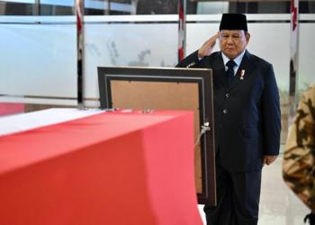Prabowo Beri Penghormatan Terakhir untuk Tiga Prajurit TNI yang Gugur di Misi UNIFIL