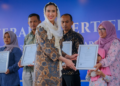 Dorong Wisata Halal, Menpar Widiyanti Serahkan Sertifikat Halal di Kulon Progo