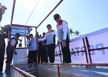 Komut Pertamina Mochamad Iriawan Luncurkan Kapal Pintar Berbasis AI Penyapu Sampah Laut