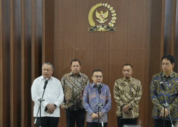 Mensesneg Prasetyo Hadi Tepis Rumor Copot Menkeu dan Gubernur BI di Gedung DPR
