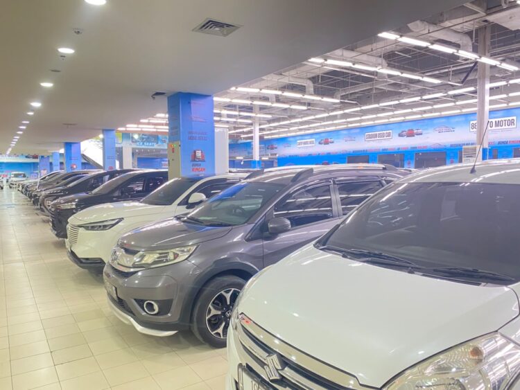 Bursa Mobil BCA Finance di Maspion Square Surabaya menghadirkan 22 showroom mobil dalam satu lokasi. Kehadiran berbagai showroom memberikan lebih banyak pilihan kendaraan bagi masyarakat, didukung kemudahan akses informasi pembiayaan dari BCA Finance.